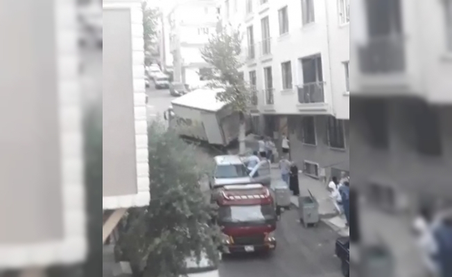 Bursa’da freni patlayan kamyon 3 aracı biçtikten sonra evin duvarına çarptı