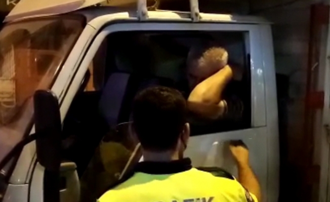 Direksiyon başında sızan sürücüyü polis uyandırdı