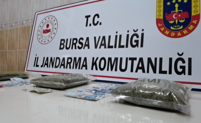 Jandarma ekiplerinin durdurduğu araçtan uyuşturucu çıktı: 5 gözaltı