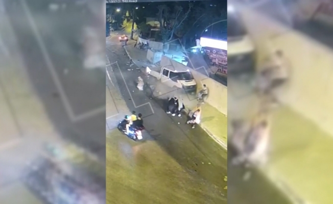 (Özel) Bursa’da alkollü sürücü kamyonetiyle vatandaşların arasına böyle daldı: 1’i ağır 3 yaralı