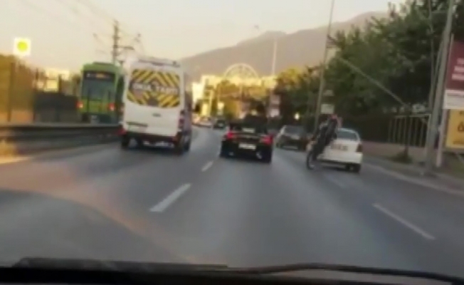 Trafikte makas atan motosiklet sürücüsü otomobile böyle çarptı