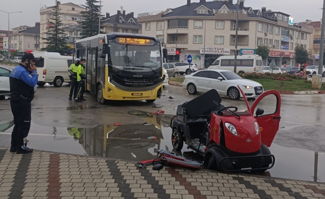 Halk otobüsüyle elektrikli aracın çarpıştığı kaza kamerada