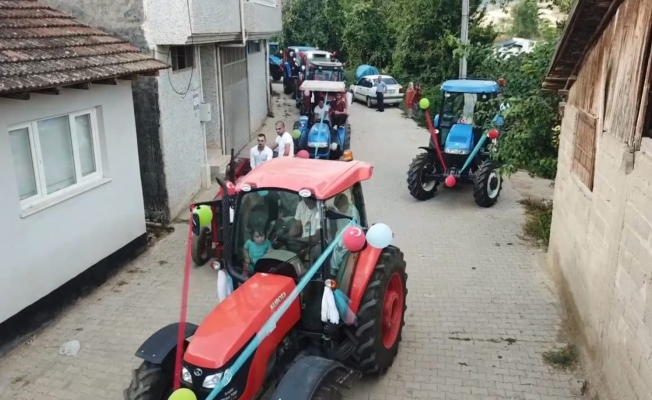 Traktörlerden oluşan sünnet konvoyu