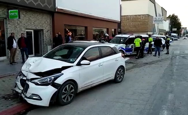 İnegöl'de polis otosu ile otomobil çarpıştı: 2'si polis 3 yaralı