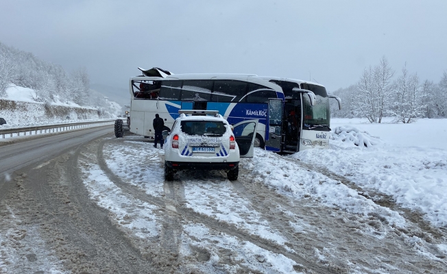 İnegöl'de yolcu otobüsü karlı yolda kaza yaptı