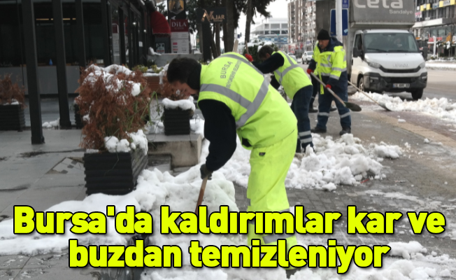 Bursa'da kaldırımlar kar ve buzdan temizleniyor