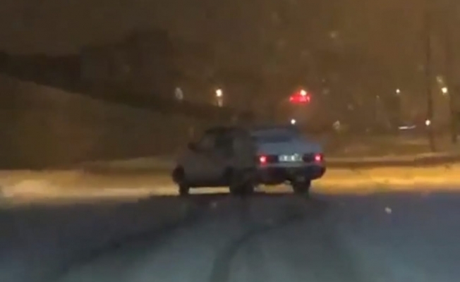 Karda drift yapan otomobil sürücüsü kamerada