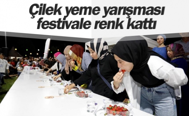Çilek yeme yarışması festivale renk kattı