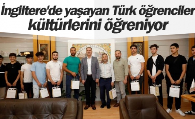 İngiltere'de yaşayan Türk öğrenciler kültürlerini öğreniyor