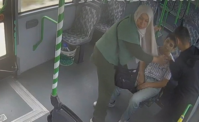 Halk otobüsü şöförü fenalaşan öğrenciyi hastaneye götürdü: o anlar kamerada