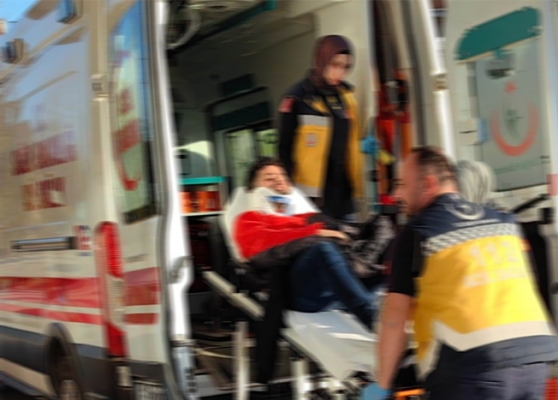 İnegöl'de servis minibüsü otomobile çarptı; 1 yaralı