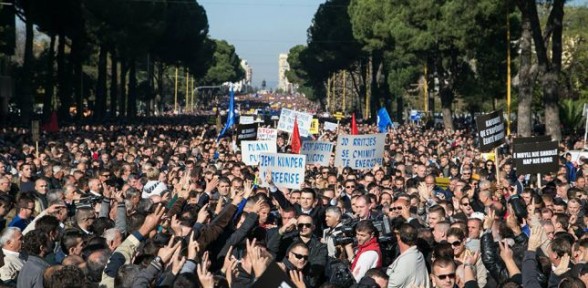Arnavutluk’ta Hükümet Protestosu