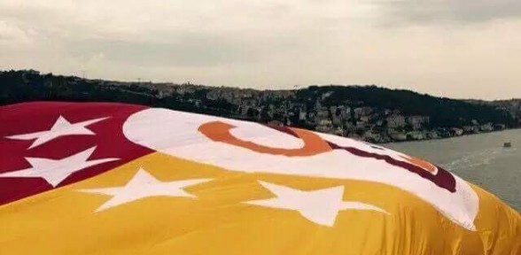 Boğaza Galatasaray bayrağı