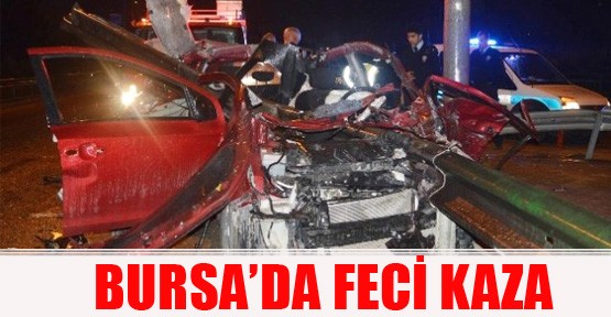 Bursa'da Bariyere Çarpan Otomobil İkiye Bölündü