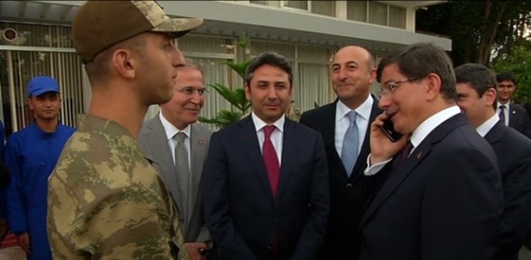 Davutoğlu’ndan Askere Telefon Jesti