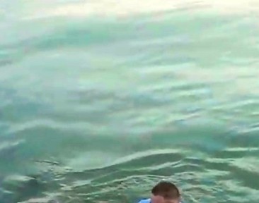 Denize atlayan şahsı polis yüzerek kurtardı
