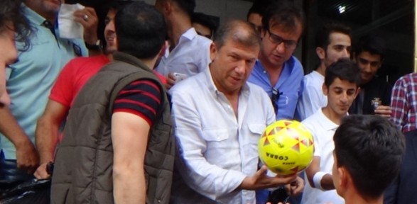 Eski Yıldız Futbolcu Hakkari Sokaklarında Top Dağıttı