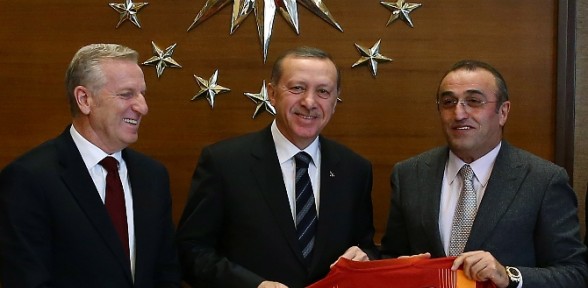 F.bahçeli Erdoğan’a G.saray Forması