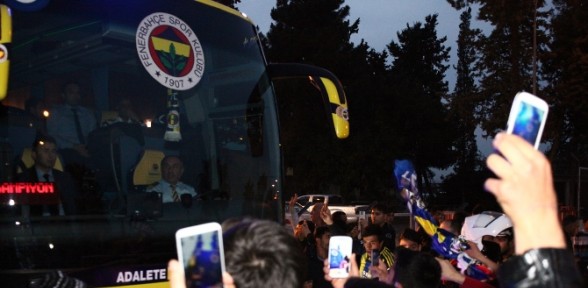 Fenerbahçe kafilesini taşıyan otobüsün önünü kestiler !