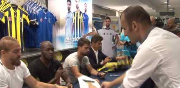 Fenerbahçeli Futbolcular Formalarını Imzaladı