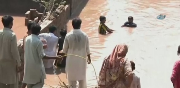 Hindistan Ve Pakistan Sele Teslim: En Az 400 ölü