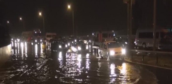 İzmir’de Yağmur Su Baskınlarına Yol Açtı