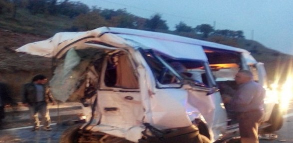 Kamyon Yolcu Minibüsüne çarptı: 3 ölü, 5 Yaralı
