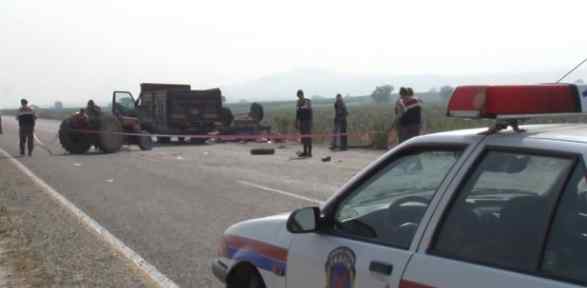 Kamyonet Traktöre çarptı: 3 ölü, 6 Yaralı