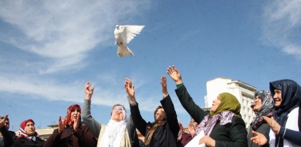 Kürt ve Türk anneler barışa güvercin uçurdu