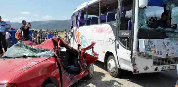 Midibüs Otomobille çarpıştı: 20 Yaralı