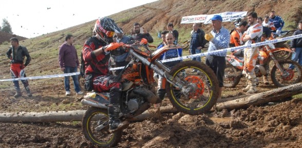 Motosikletçiler Fethiye’de çamurla savaştı