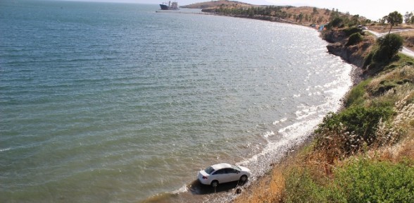 Otomobil 30 metreden denize uçtu