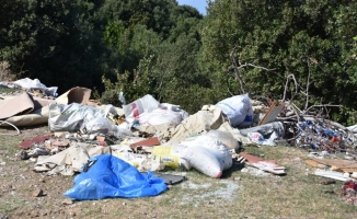 Adabaşı mevkisine atılan çöpler rahatsızlık veriyor