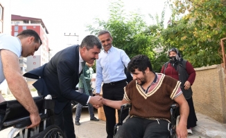 Başkan Asya’dan yürüme engelli Yunus’a tekerlekli sandalye