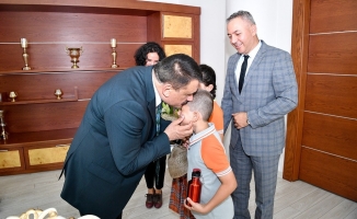 Başkan Gürkan, ziyarete gelen öğrencileri makamında karşıladı