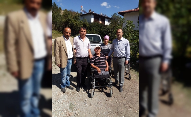 Engelliler Derneği’nden ihtiyaç sahibi vatandaşa akülü tekerlekli sandalye yardımı