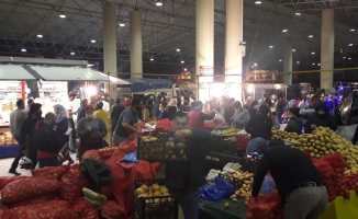 Bursa’da yarın açılacak pazara vatandaşlar gece akın etti