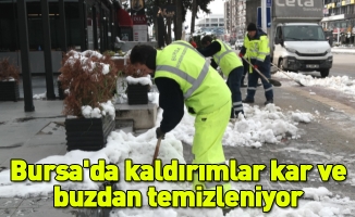Bursa'da kaldırımlar kar ve buzdan temizleniyor