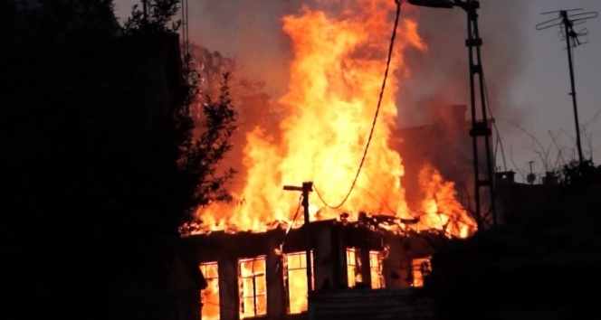 İtfaiyeci yanan evin çöken duvarı altında kalmaktan son anda kurtuldu