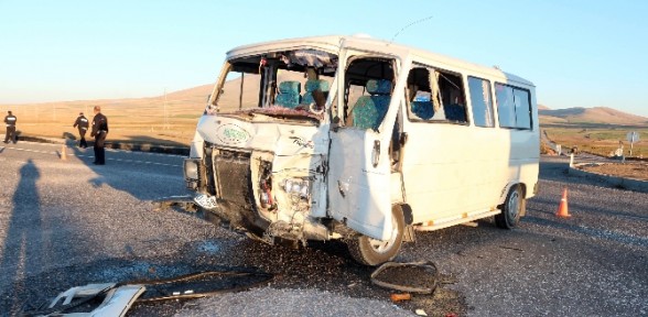 Tır Ile Minibüs çarpıştı: 14 Yaralı
