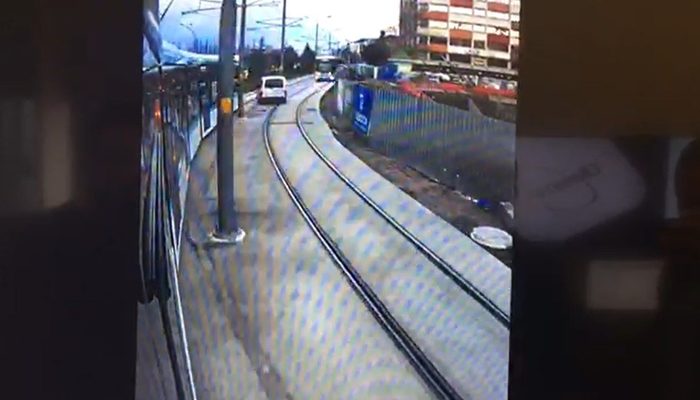 Tramvay yoluna giren ticari araç sürücüsü iki tramvayın arasında kalmaktan kıl payı kurtuldu