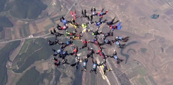 Türk Paraşütçüler Havada Rekor Kırdı