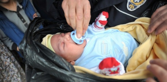 Üç aylık bebek çöp poşetine sarılı halde bulundu