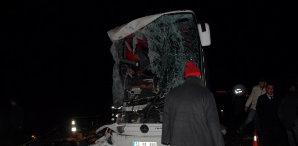 Yolcu otobüsü kamyonla çarpıştı: 2 ölü, 13 yaralı