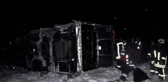 Yolcu otobüsü şarampole yuvarlandı: 1 ölü, 38 yaralı