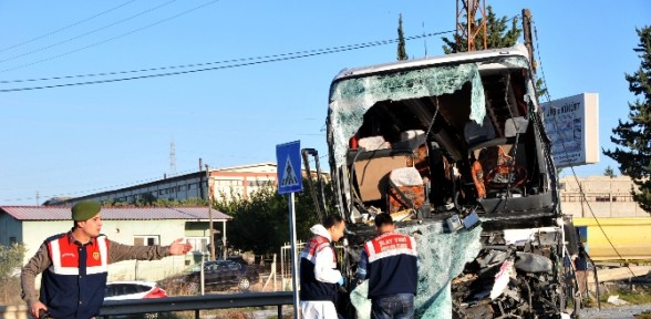 Yolcu Otobüsüyle Kamyon çarpıştı: 2 ölü, 16 Yaralı