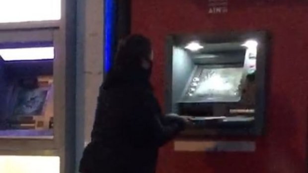 Babasına kızan kadın ATM’leri böyle parçaladı