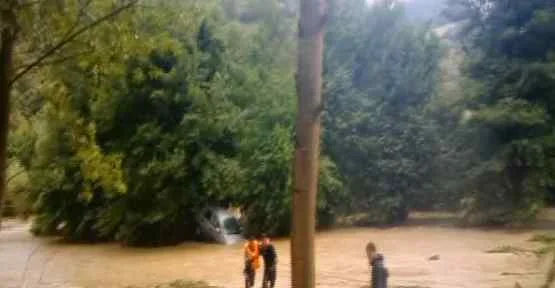 Sel Yıktı Geçti Bir Sürücü ölümden Döndü