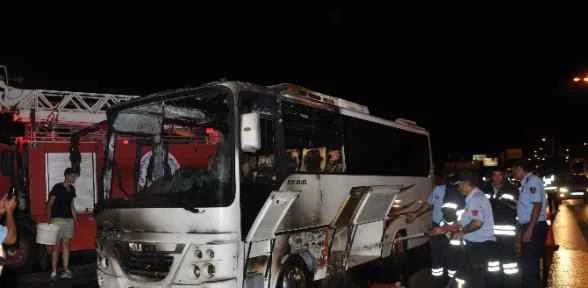 Tur Otobüsü Yandı, Turistler Ucuz Kurtuldu