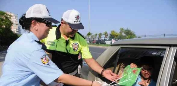 Polis Ceza Kesmedi, Hediye Verdi